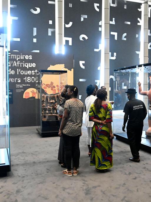 Besucher in Cotonou bei der Ausstellung der von Frankreich zurückgegebenen Raubkunst.