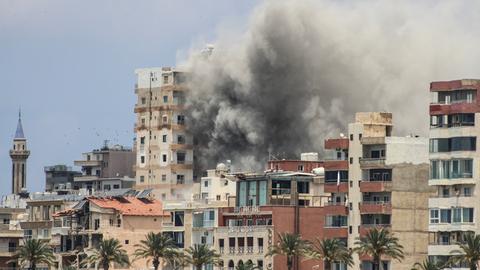 Rauch steigt von einem Haus in Tyrus im Libanon auf.