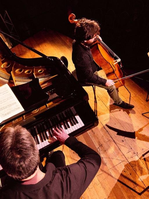 Blick von oben auf die drei Instrumente der Atos-Trio-Musiker bei einem Konzert.