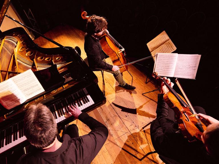 Blick von oben auf die drei Instrumente der Atos-Trio-Musiker bei einem Konzert.
