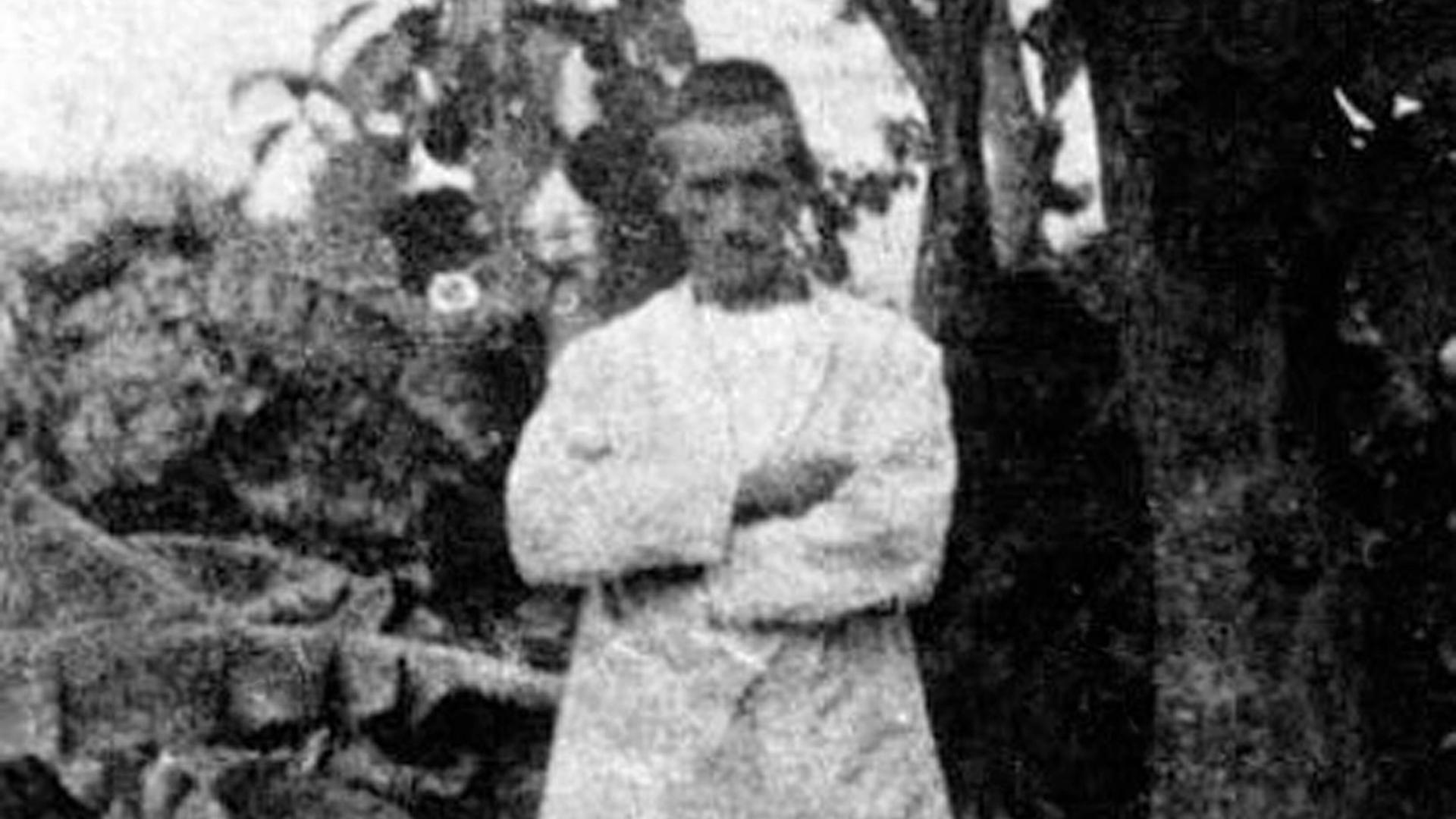 Der französische Dichter Arthur Rimbaud steht etwa 1883 vor einem Baum in Harar im heutigen Äthiopien.