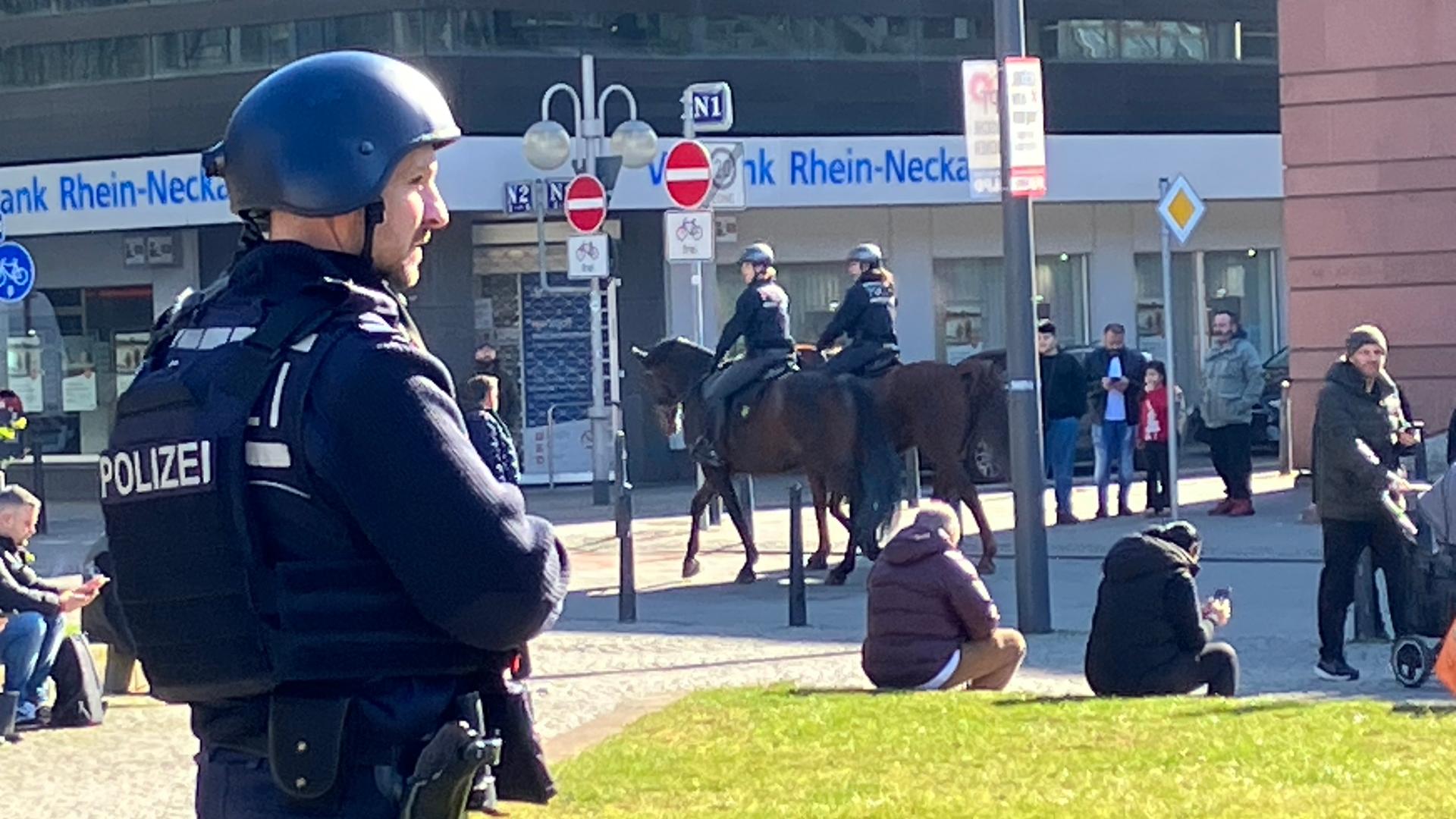 Einsatzkräfte der Polizei stehen bei einem Großeinsatz in der Innenstadt. 