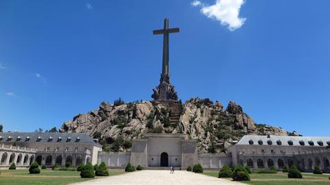 Ein 155 Meter hohes und 44 Meter breites Betonkreuz steht auf dem Berggipfel Risco de la Nava hinter der Benediktinerabtei im Valle de los Caidos (Tal der Gefallenen).