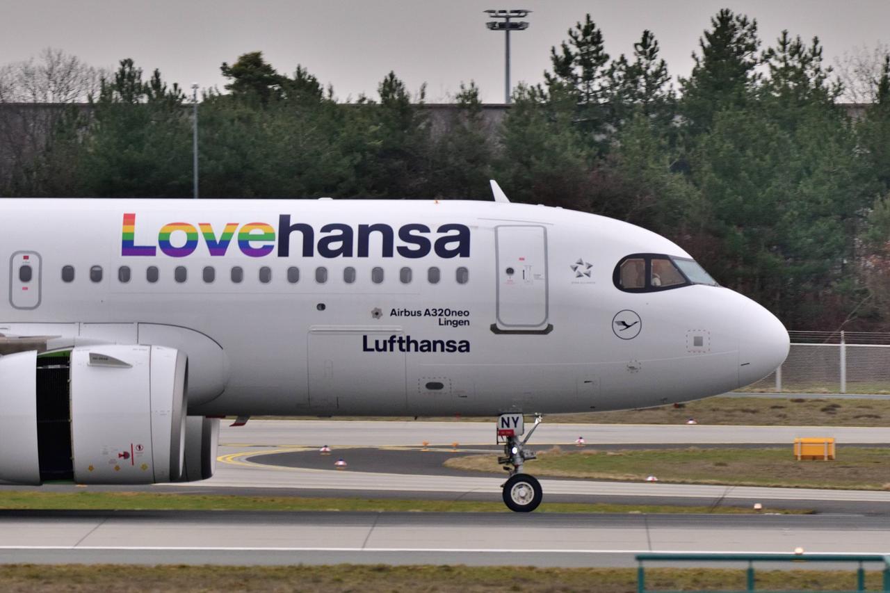 Der Lufthansa-Airbus A320 mit der in Regenbogenfarben gehaltenen Aufschrift Lovehansa