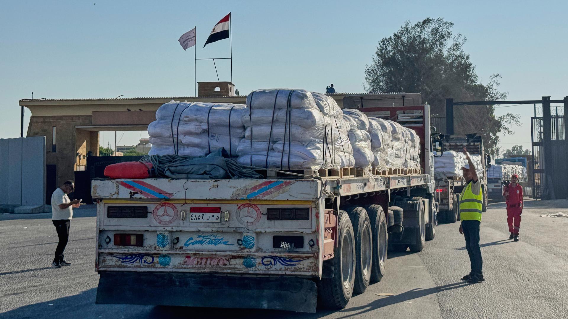Lastwagen mit humanitären Hilfsgütern fahren in den Grenzübergang Rafah zwischen Ägypten und dem Gazastreifen ein. 