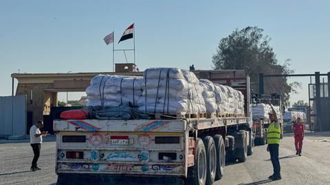 Lastwagen mit humanitären Hilfsgütern fahren in den Grenzübergang Rafah zwischen Ägypten und dem Gazastreifen ein. 