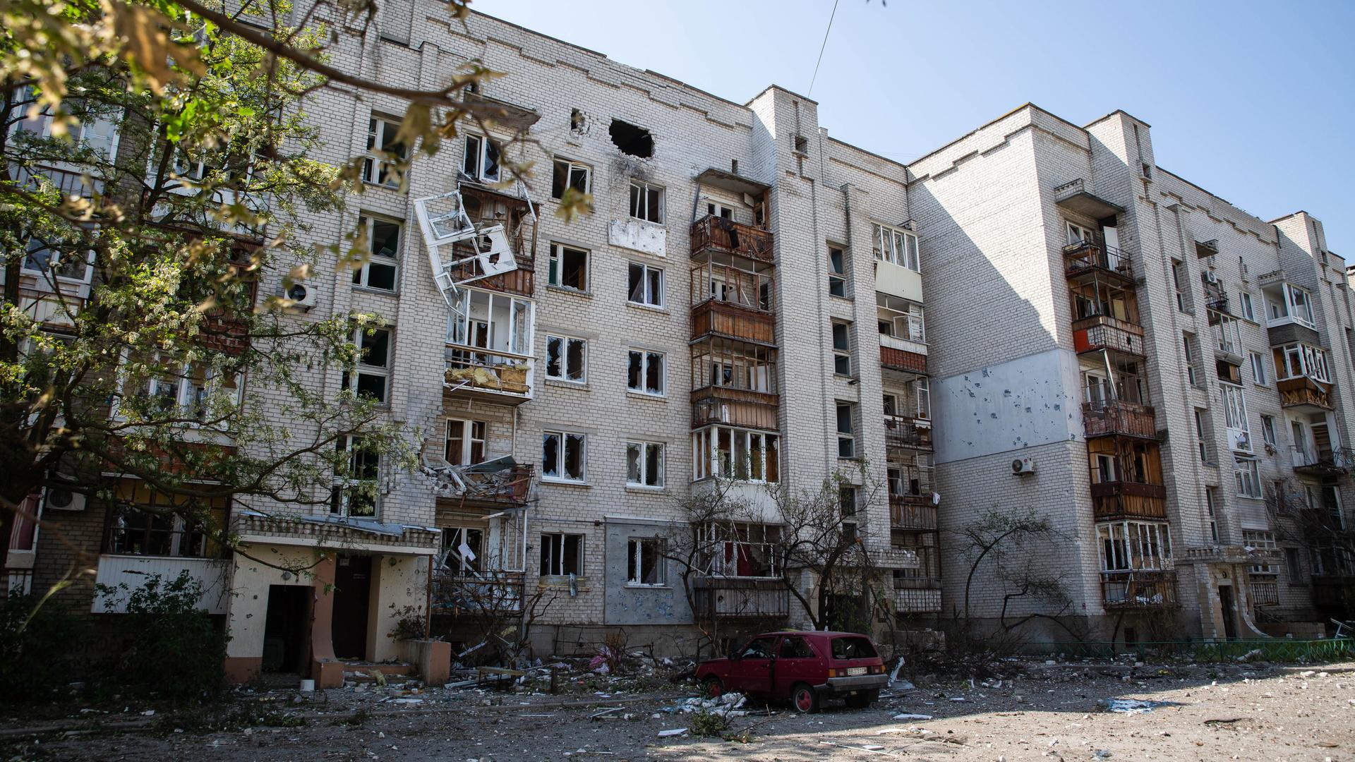 DIESES FOTO WIRD VON DER RUSSISCHEN STAATSAGENTUR TASS ZUR VERFÜGUNG GESTELLT: Ein Blick auf ein durch Beschuss beschädigtes Wohnhaus in der umkämpften Stadt Sjewjerodonezk in der Region Luhansk, Ukraine.