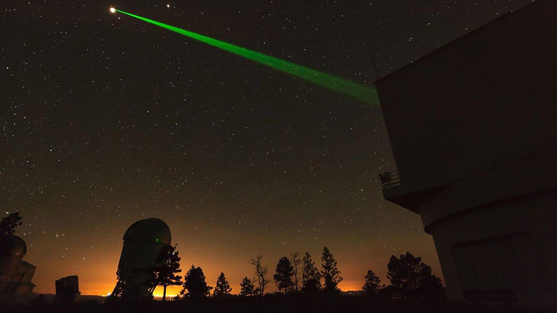 Ein grüner Laserstrahl steigt von Apache Point Observatory in New Mexico