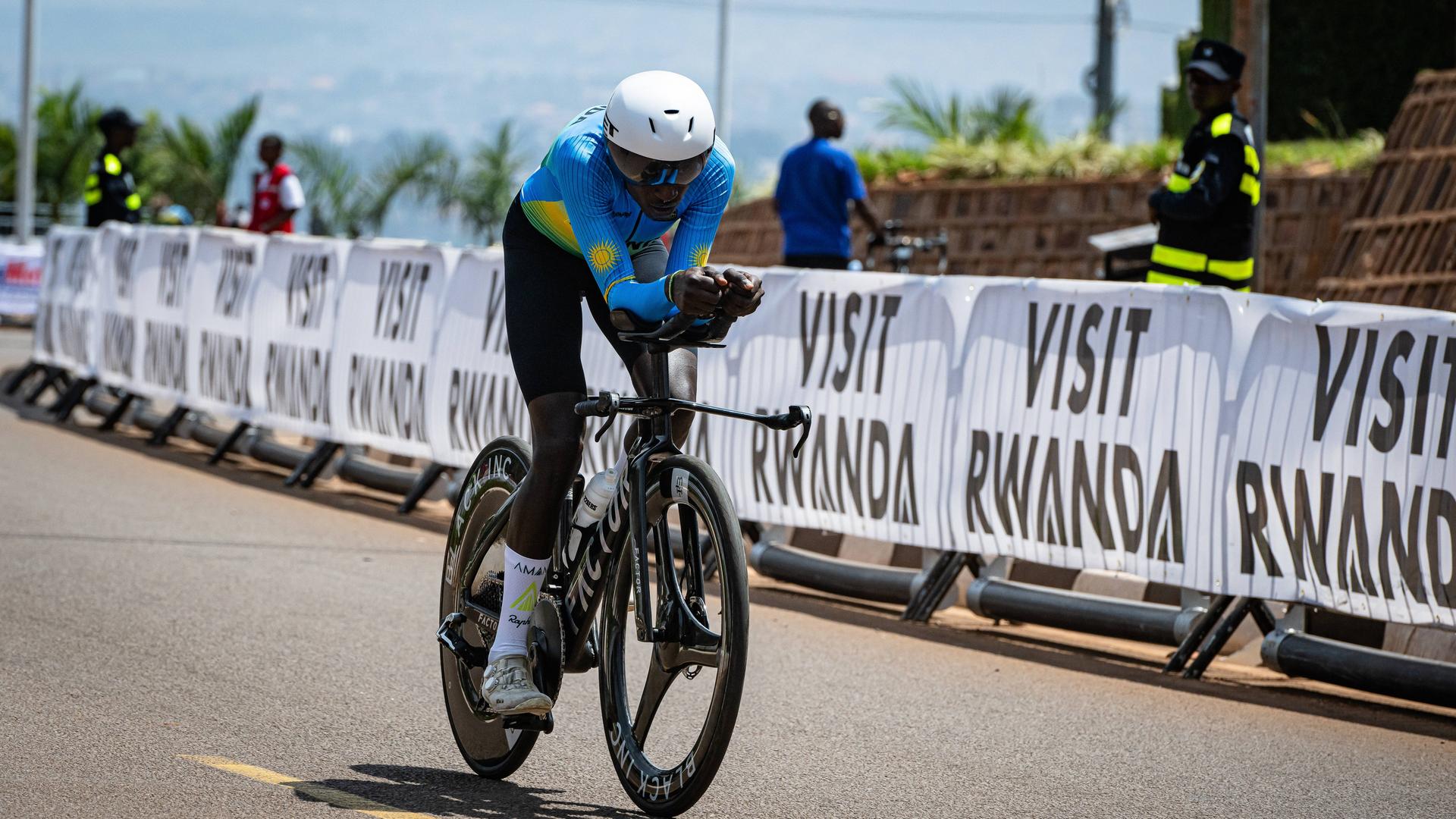 Ein Sportler fährt mit seinem Rad die Strecke am Rande von Ruandas Hauptstadt Kigali entlang.