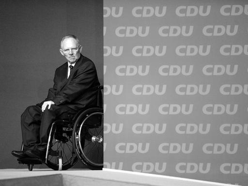 CDU Politiker Wolfgang Schaueble im Alter von 81 Jahren gestorben. ARCHIVFOTO; Wolfgang SCHAEUBLE,Bundesfinanzminister,im Rollstuhl,ganze Figur,wartet neben einer Wand mit CDU Schriftzuegen. CDU-Parteitag 2010 in Karlsruhe am 15.11.2010.