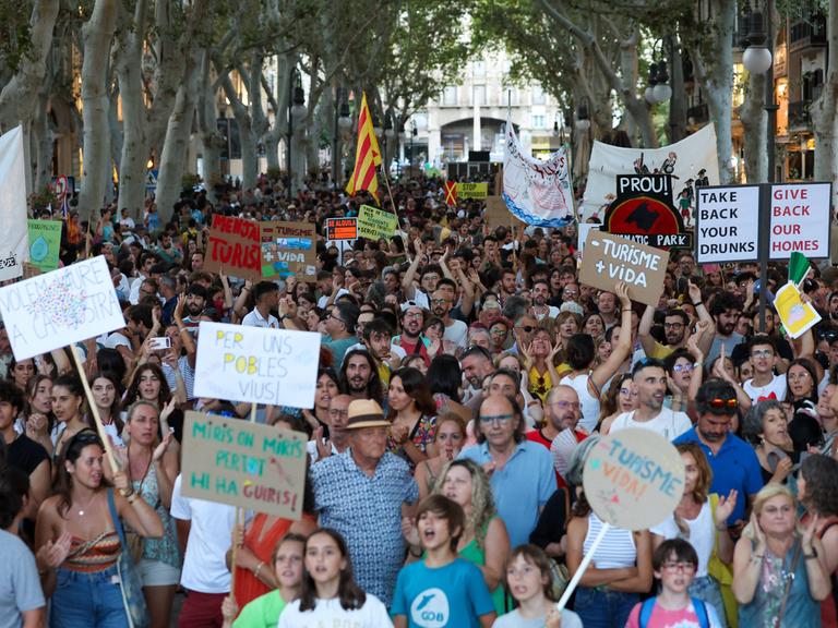 Tausende protestieren gegen Massentourismus auf Mallorca. Protestierende während einer Anti-Tourismus-Demonstration im Parc de ses Estacions, am 21. Juli 2024, in Palma de Mallorca, Spanien. Die Plattform Menys Turisme, Més Vida hat die Bürger dazu aufgerufen, sich in der Stadt Palma zu mobilisieren, um von den wichtigsten Verwaltungen der Balearen einen Kurswechsel mit dem Ziel einer Änderung des sozioökonomischen Modells auf den Inseln zu fordern, mit dem Ziel der Abkehr von der touristischen Monokultur.