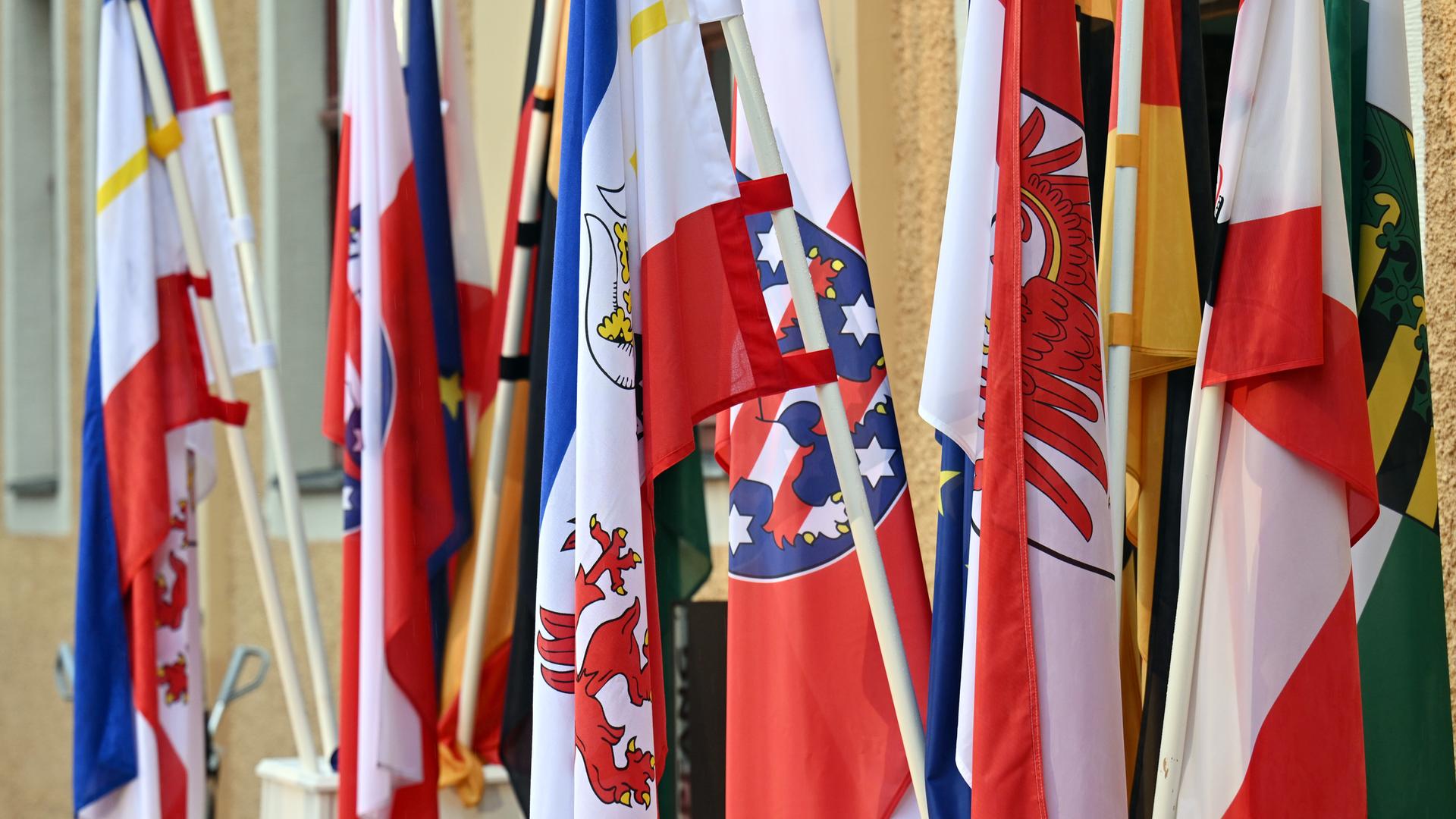 Die Fahnen der ostdeutschen Länder stehen auf Schloss Ettersburg nebeneinander