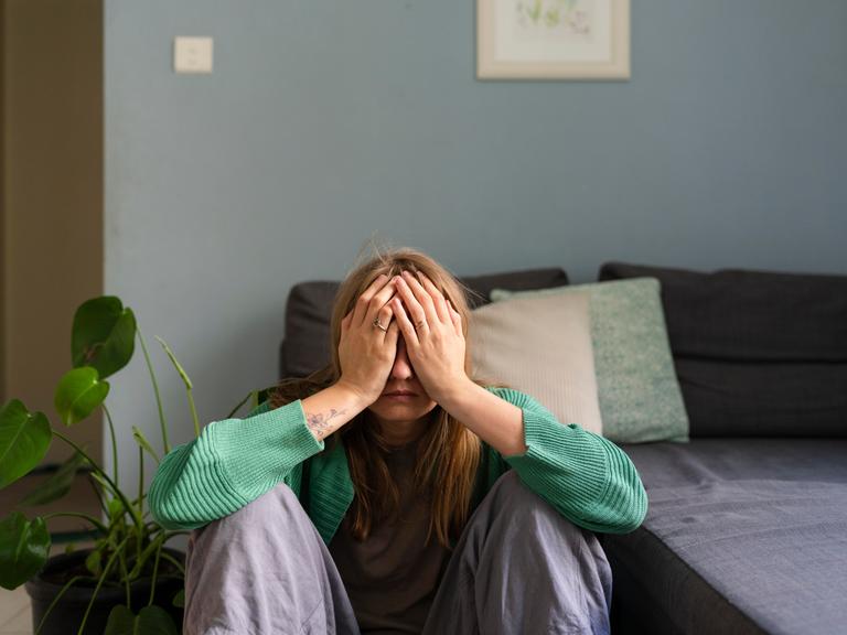 Meistens schmerzt der Kopf: eine Frau während einer Migräneattacke. (Symbolbild)