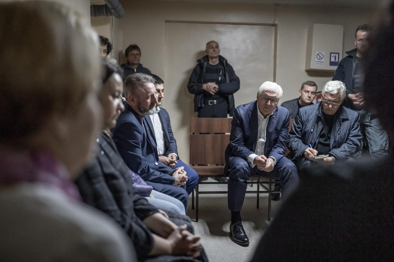 Ukraine, Korjukiwka: Bundespräsident Frank-Walter Steinmeier (M) wartet nach einem Luftalarm im Luftschutzbunker und spricht mit Bewohnern der Stadt und lässt sich ihre Erfahrungen erzählen. 