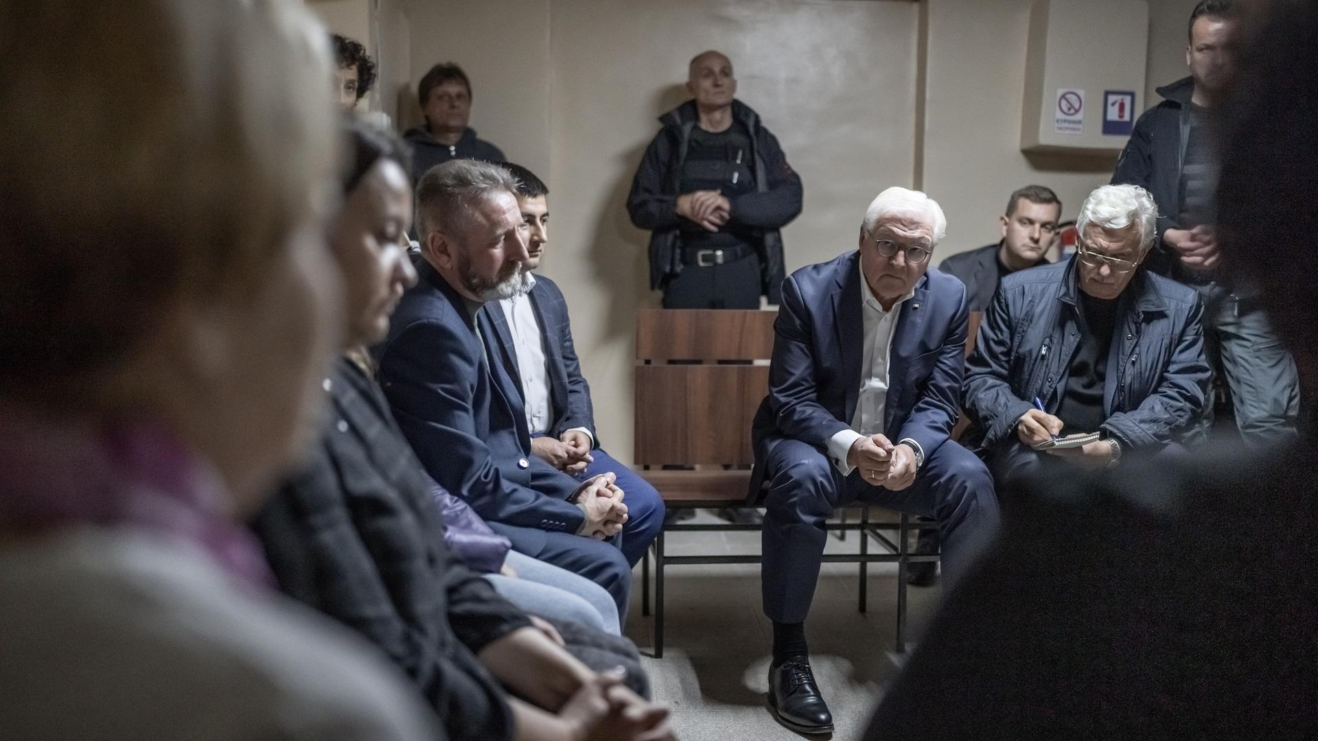 Ukraine, Korjukiwka: Bundespräsident Frank-Walter Steinmeier (M) wartet nach einem Luftalarm im Luftschutzbunker und spricht mit Bewohnern der Stadt und lässt sich ihre Erfahrungen erzählen. Ukraine, Korjukiwka: Bundespräsident Frank-Walter Steinmeier (M) wartet nach einem Luftalarm im Luftschutzbunker und spricht mit Bewohnern der Stadt und lässt sich ihre Erfahrungen erzählen.