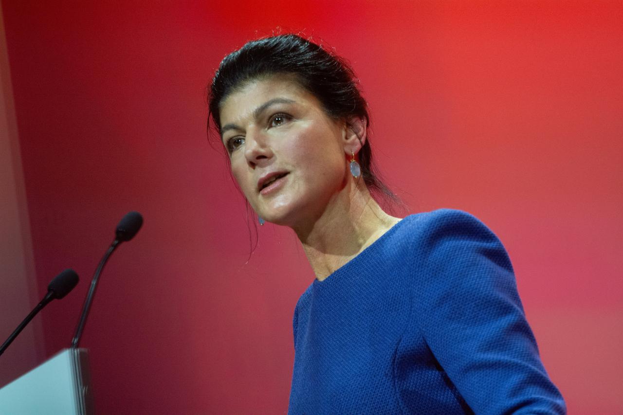 Nah-Aufnahme von Sahra Wagenknecht. Sie spricht in Mikrofone.