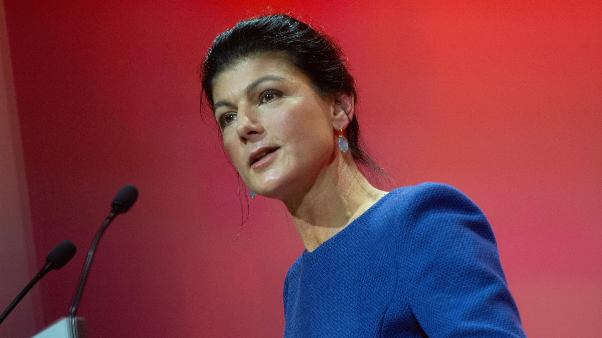 Nahaufnahme von Sahra Wagenknecht auf dem Parteitag des BSW in Bonn. Sie spricht in Mikrofone.