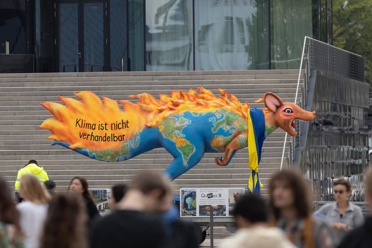 Ein brennendes Känguru mit der Aufschrift "Klima ist nicht verhandelbar" auf dem Platz der Vereinten Nationen in Bonn.