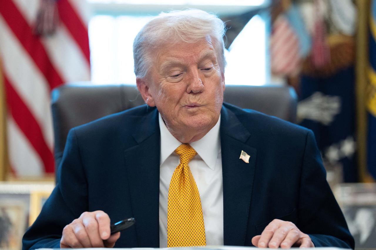 US-Präsident Trump sitzt am Schreibtisch im Oval Office und zieht eine Grimasse.