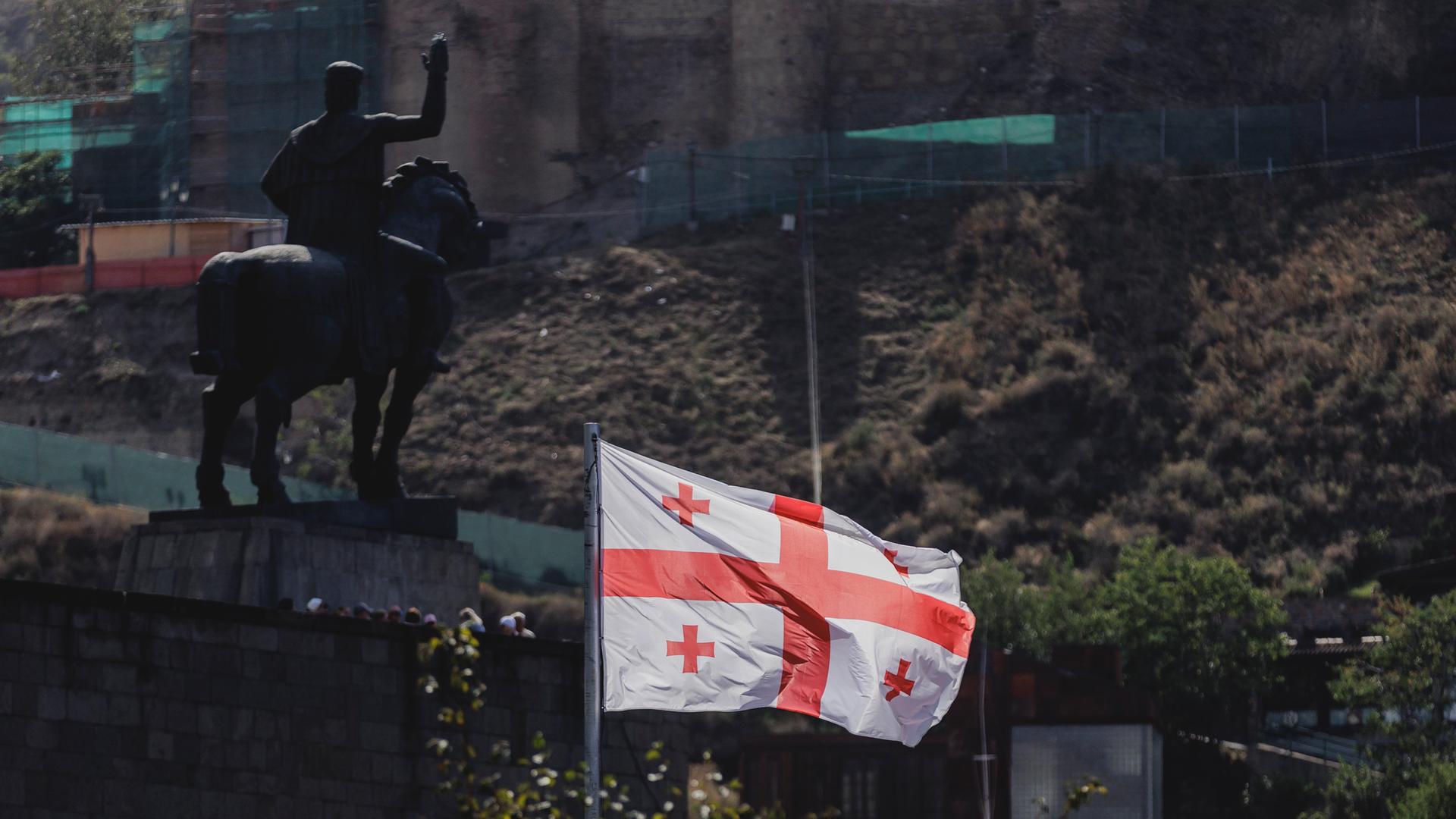 Die Flagge von Georgien weht über der Hauptstadt Tbilisi. 