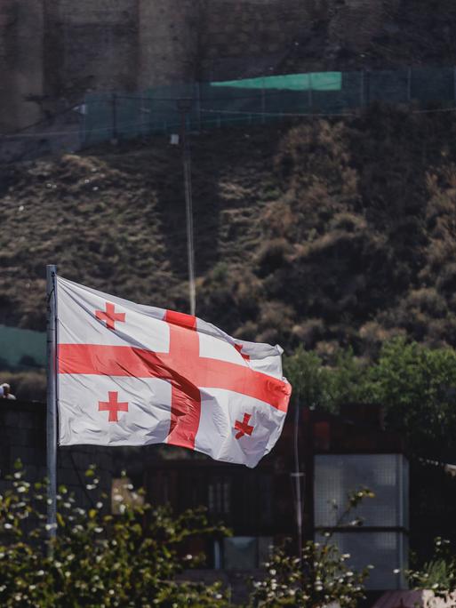 Die Flagge von Georgien weht über der Hauptstadt Tbilisi. 