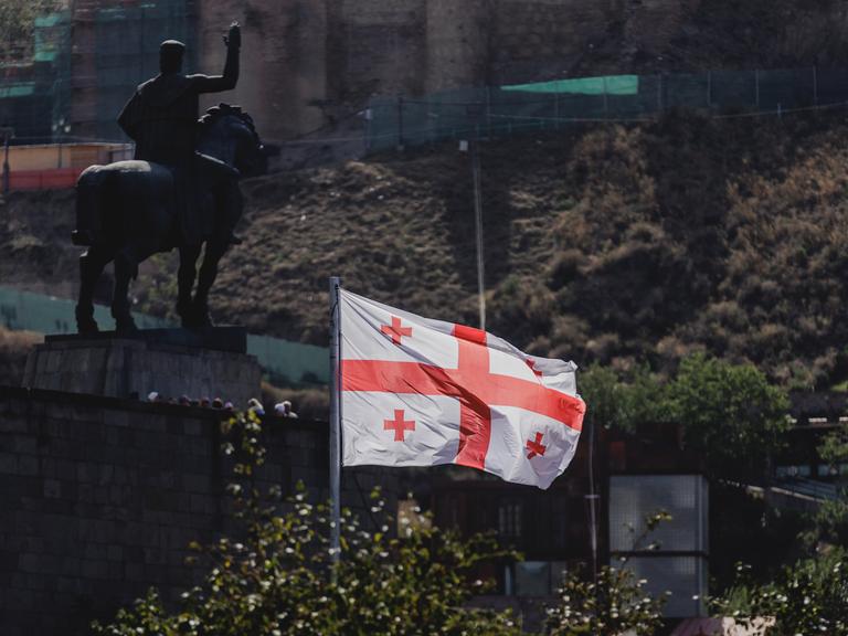 Die Flagge von Georgien weht über der Hauptstadt Tbilisi. 