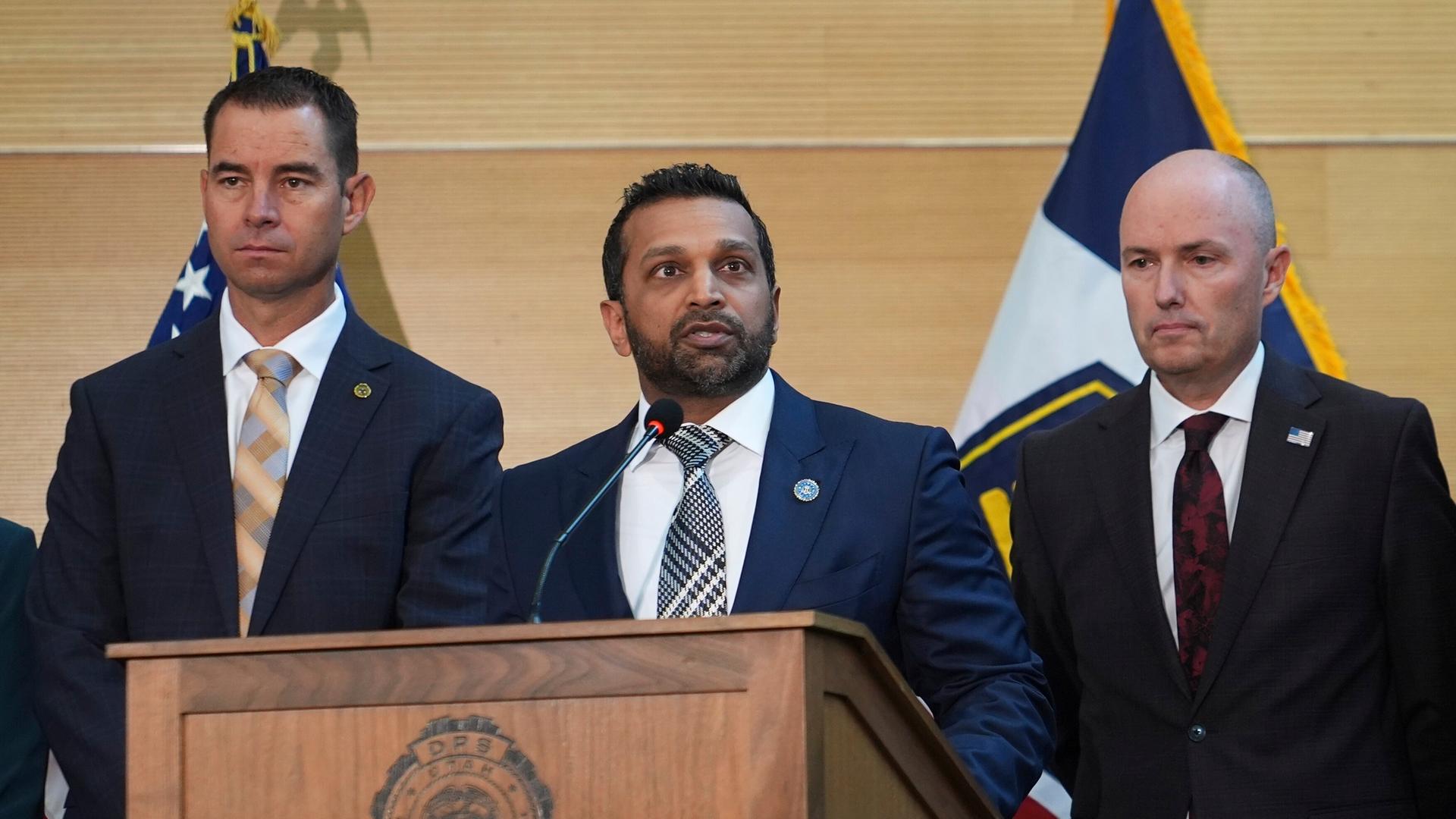 Kash Patel spricht auf einer Pressekonferenz in Orem, Utah, während Beau Mason, Commissioner des Ministeriums für öffentliche Sicherheit von Utah (links), und Spencer Cox, Gouverneur von Utah, zuhören. (AP Photo/Lindsay Wasson) Kash Patel spricht auf einer Pressekonferenz in Orem, Utah, während Beau Mason, Commissioner des Ministeriums für öffentliche Sicherheit von Utah (links), und Spencer Cox, Gouverneur von Utah, zuhören. (AP Photo/Lindsay Wasson)