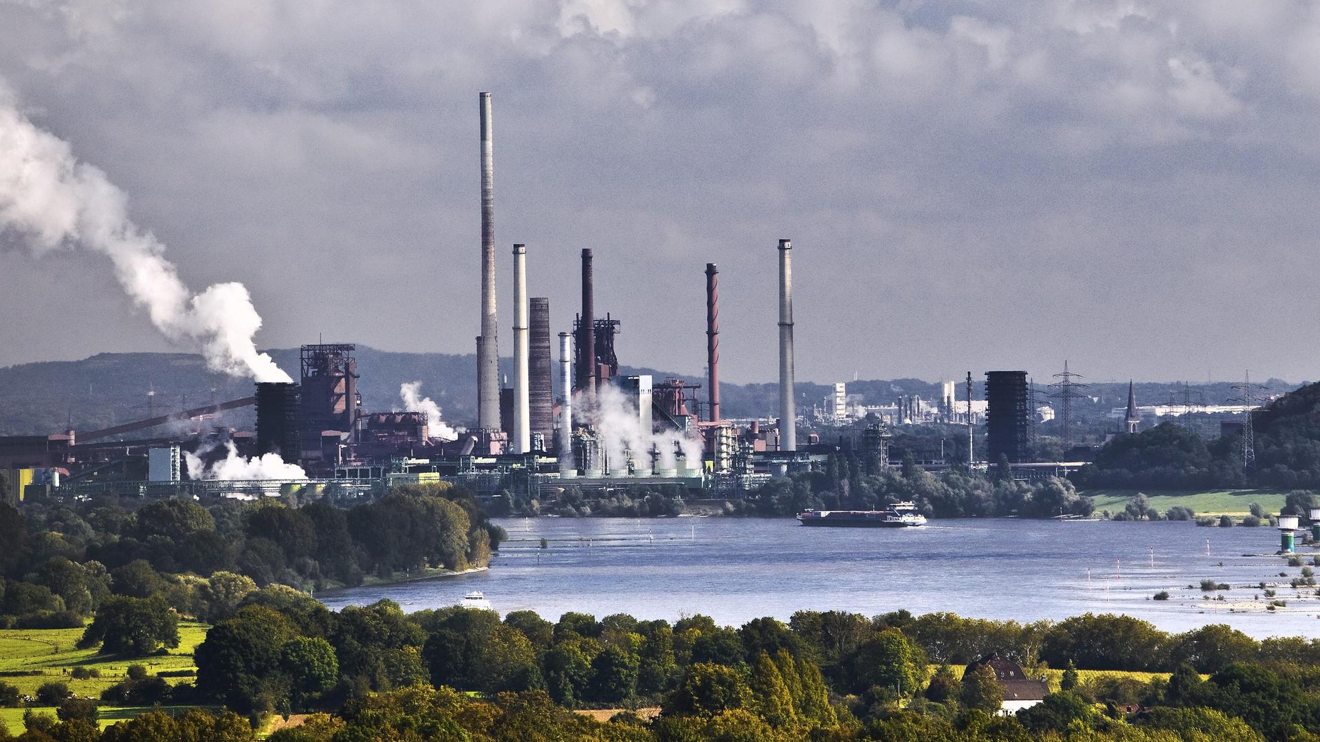 Blick von der Halde Rheinpreussen auf Duisburg mit Schiffen auf dem Rhein und dem Thyssenkrupp-Werk Bruckhausen.