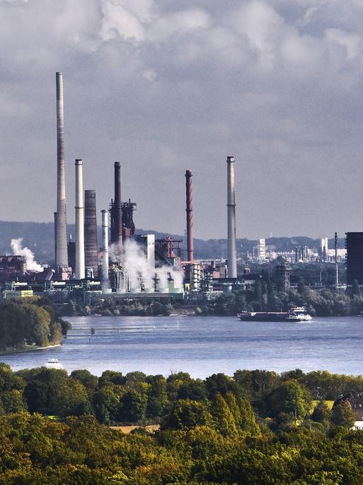 Blick von der Halde Rheinpreussen auf Duisburg mit Schiffen auf dem Rhein und dem Thyssenkrupp-Werk Bruckhausen.