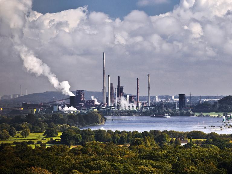 Blick von der Halde Rheinpreussen auf Duisburg mit Schiffen auf dem Rhein und dem Thyssenkrupp-Werk Bruckhausen.