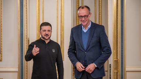 Friedrich Merz (r), Unions-Kanzlerkandidat und CDU-Bundesvorsitzender, steht neben Wolodymyr Selenskyj, Präsident der Ukraine, vor einem gemeinsamen Gespräch im Präsidialamtin Kiew. 