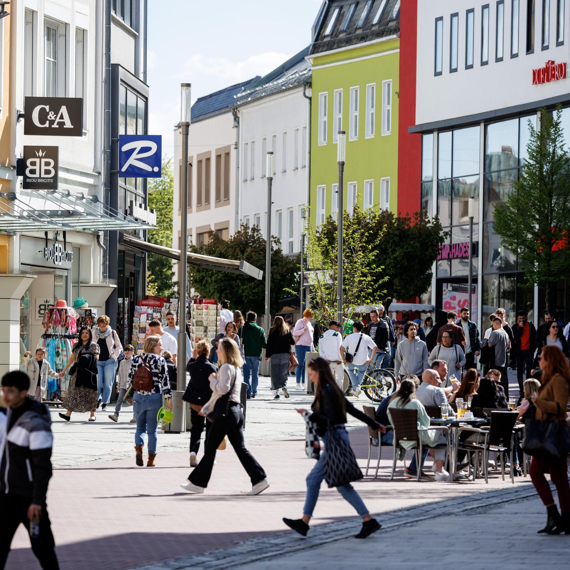Zahlreiche Menschen gehen am 27.04.2024 durch die Innenstadt von Hof (Bayern).