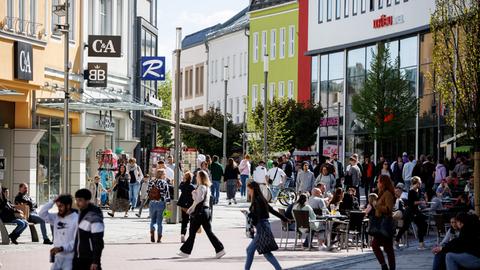 Zahlreiche Menschen gehen am 27.04.2024 durch die Innenstadt von Hof (Bayern).