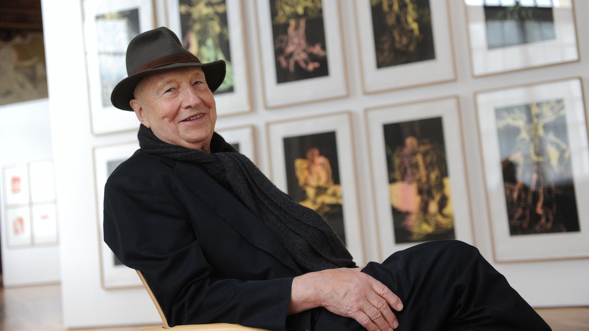 Der deutsche Künstler Georg Baselitz zeigt im Prunksaal des Schlosses Dachau eine Ausstellung seiner Druckgrafiken aus den Jahren 1995-2015.