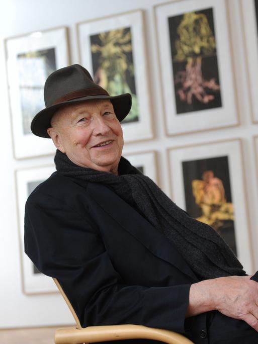 Der deutsche Künstler Georg Baselitz zeigt im Prunksaal des Schlosses Dachau eine Ausstellung seiner Druckgrafiken aus den Jahren 1995-2015.