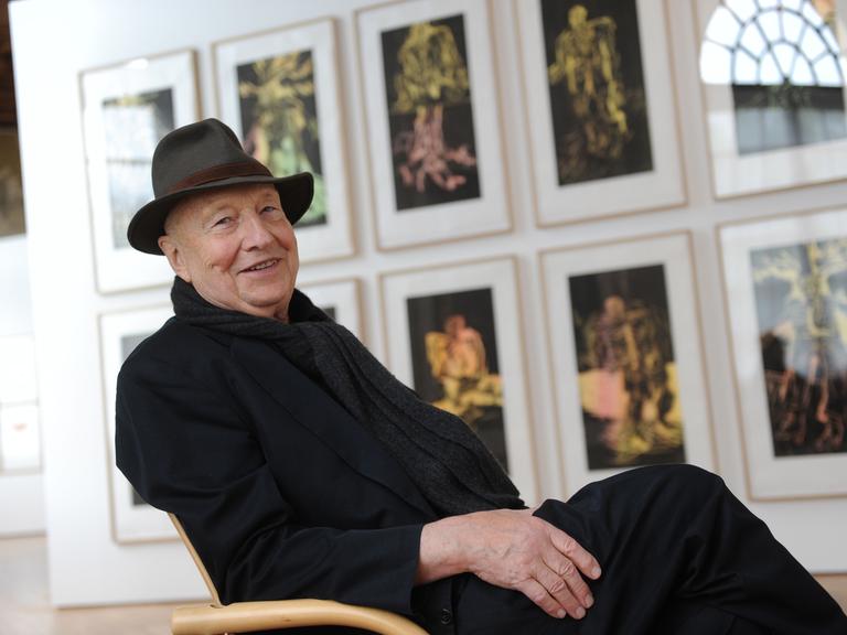 Der deutsche Künstler Georg Baselitz zeigt im Prunksaal des Schlosses Dachau eine Ausstellung seiner Druckgrafiken aus den Jahren 1995-2015.