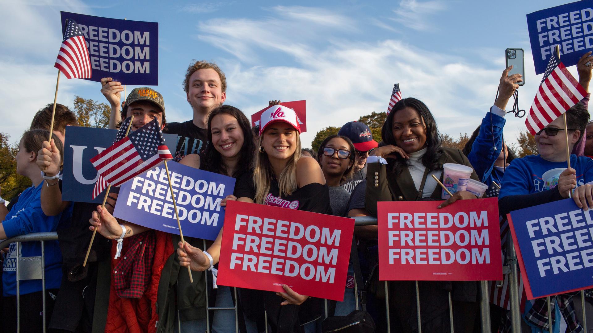 Anhänger der demokratischen Präsodentschaftskandidatin Kamala Harris halten bei einer Wahlkampfveranstaltung Schilder mit "Freedom"  