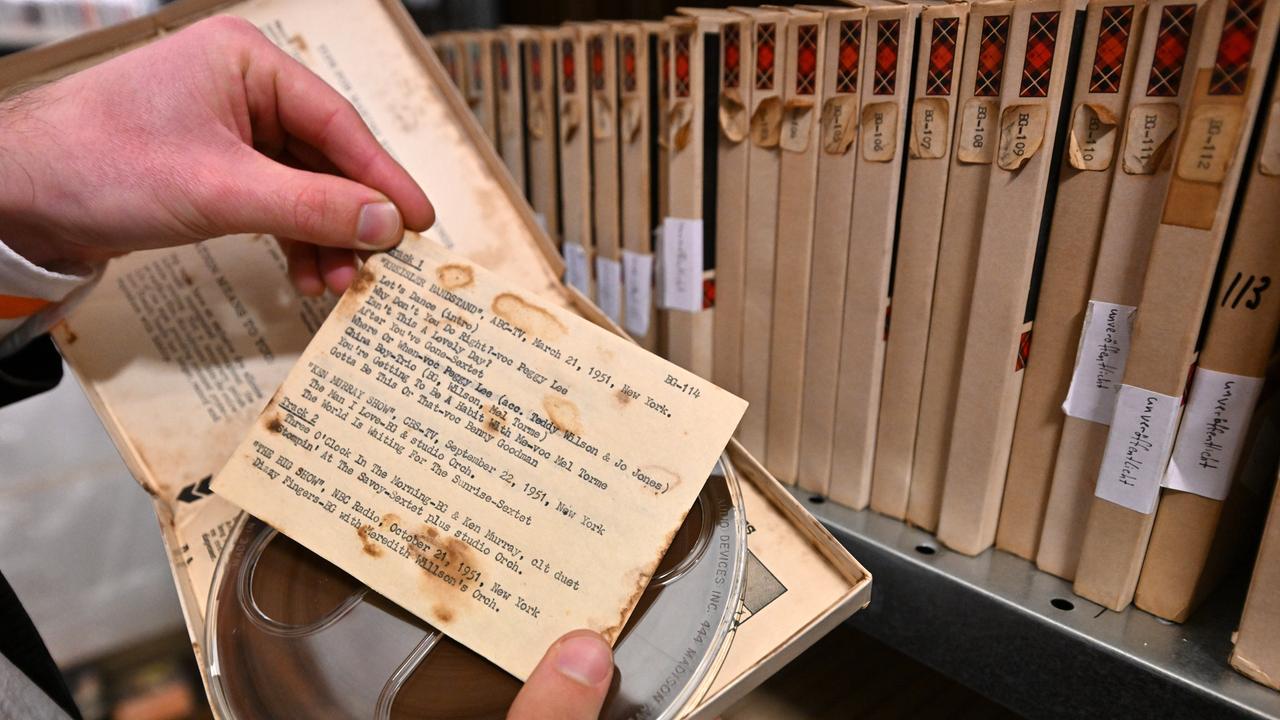 Richard Limbert, Musikarchivar, steht inmitten der Sammlung zu Benny Goodman und hält eine Tonbandaufnahme in den Händen. Das Lippmann und Rau Musikarchiv erschließt nun die laut Lippmann+Rau-Stiftung größte öffentliche Sammlung zu Benny Goodman digital.