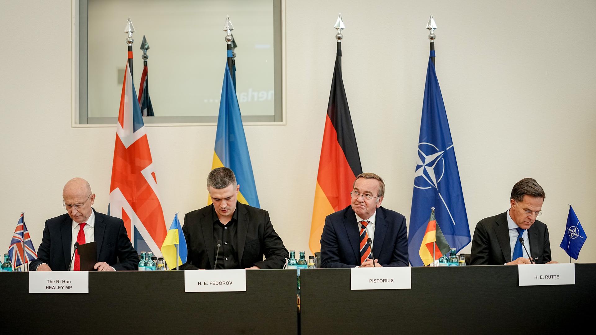 Mehrere Personen sitzen nebeneinander. 