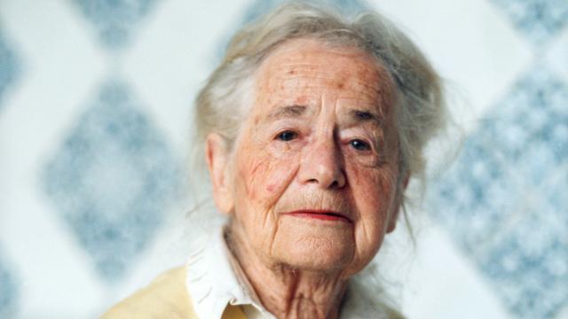 Porträtaufnahme von Hilde Domin mit über 80 Jahren