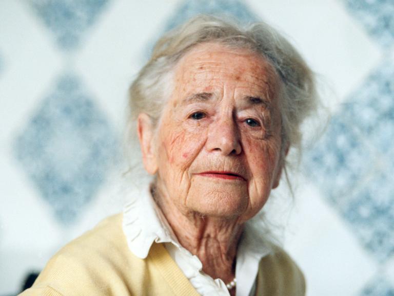 Porträtaufnahme von Hilde Domin mit über 80 Jahren