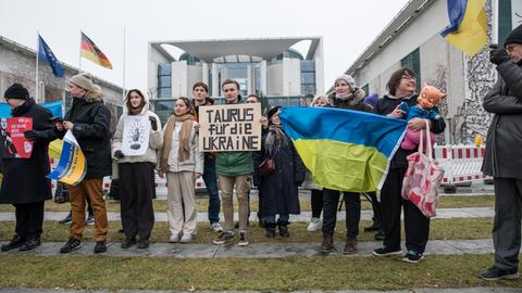 Demonstranten vor dem Bundeskanzleramt fordern "Taurus für die Ukraine" (am 6. Januar 2024)