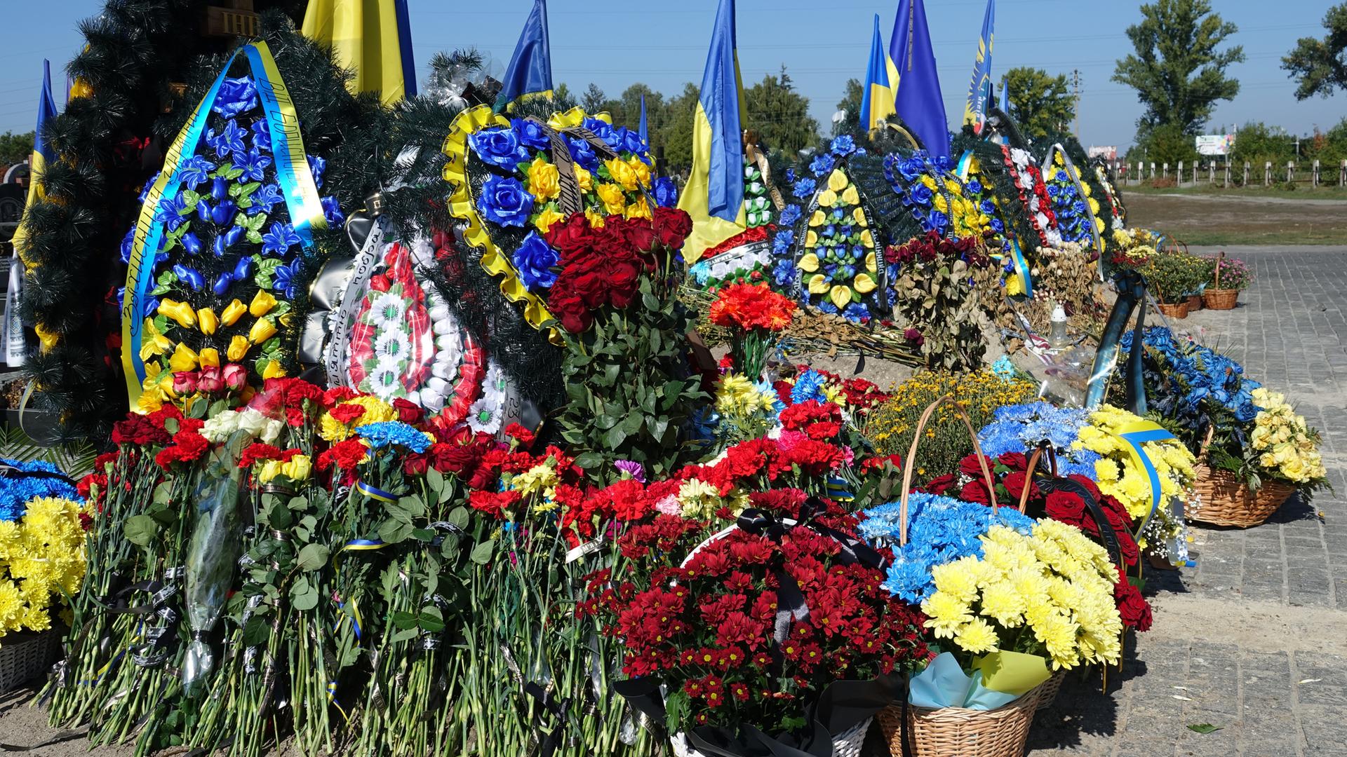 Eine Reihe mit neuen Gräbern getöteter ukrainischer Soldaten auf einem Friedhof der Kleinstadt Boryspil nahe Kiew