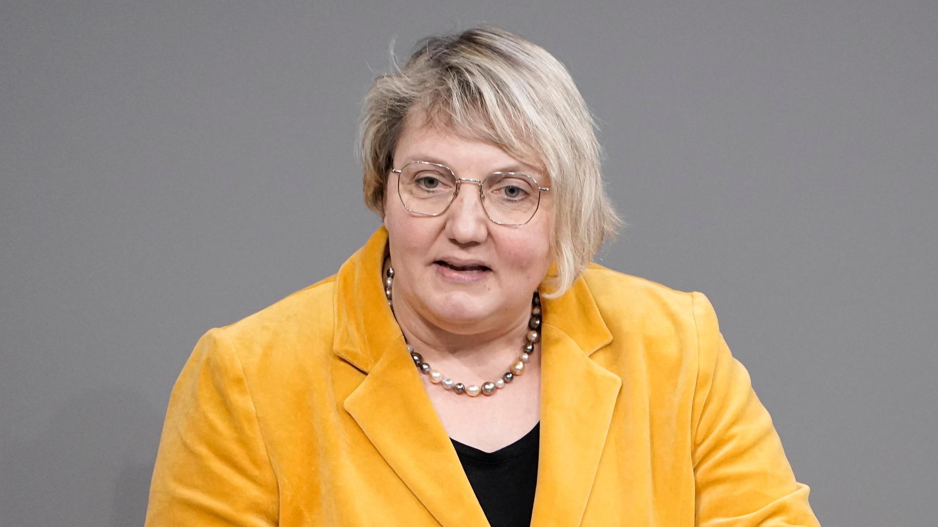 Katja Mast (SPD) in einem gelben Jacket, schaut in die Kamera.