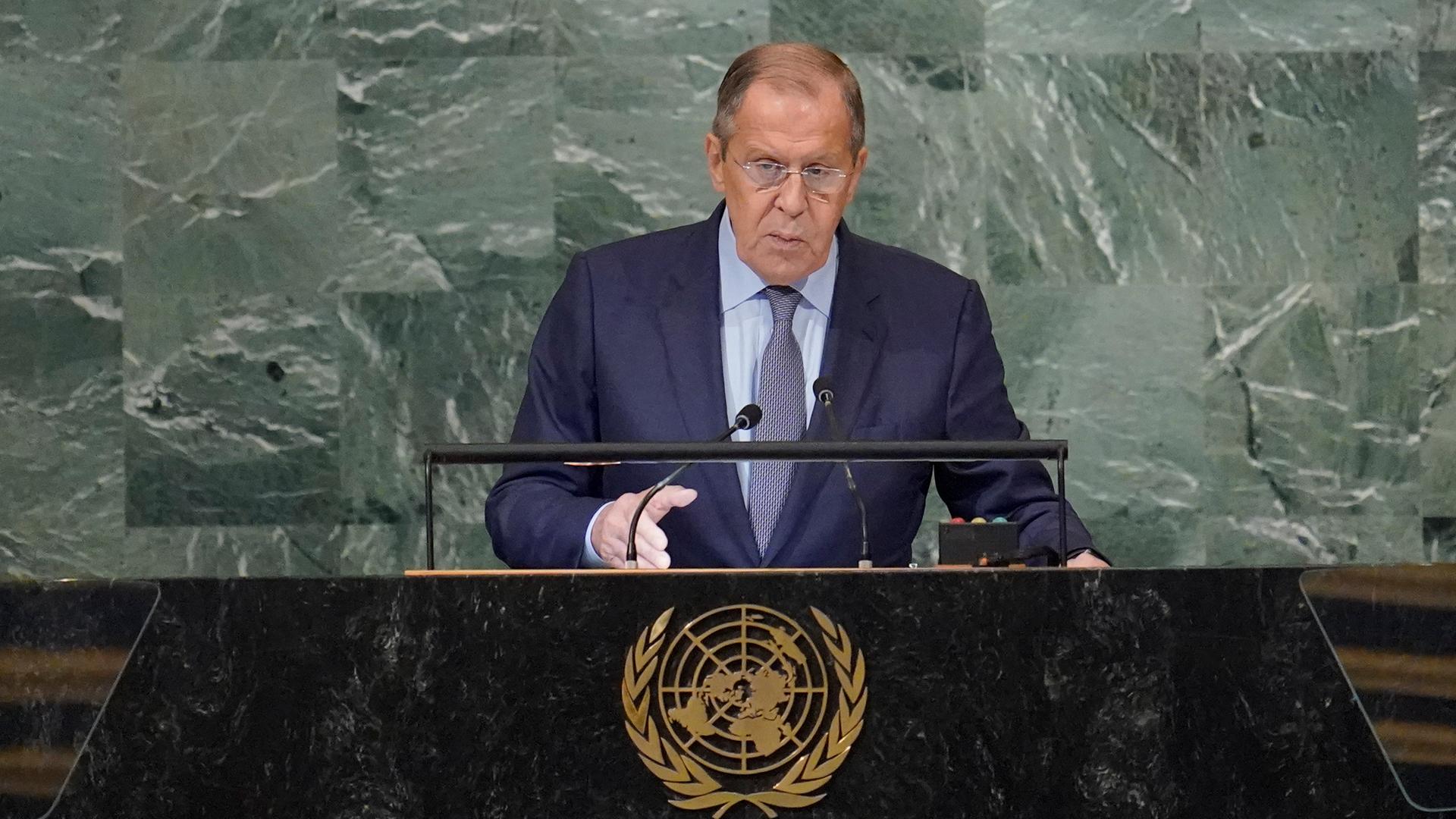 Russlands Außenminister Lawrow steht vor einem Rednerpult in der UNO-Vollversammlung in New York.