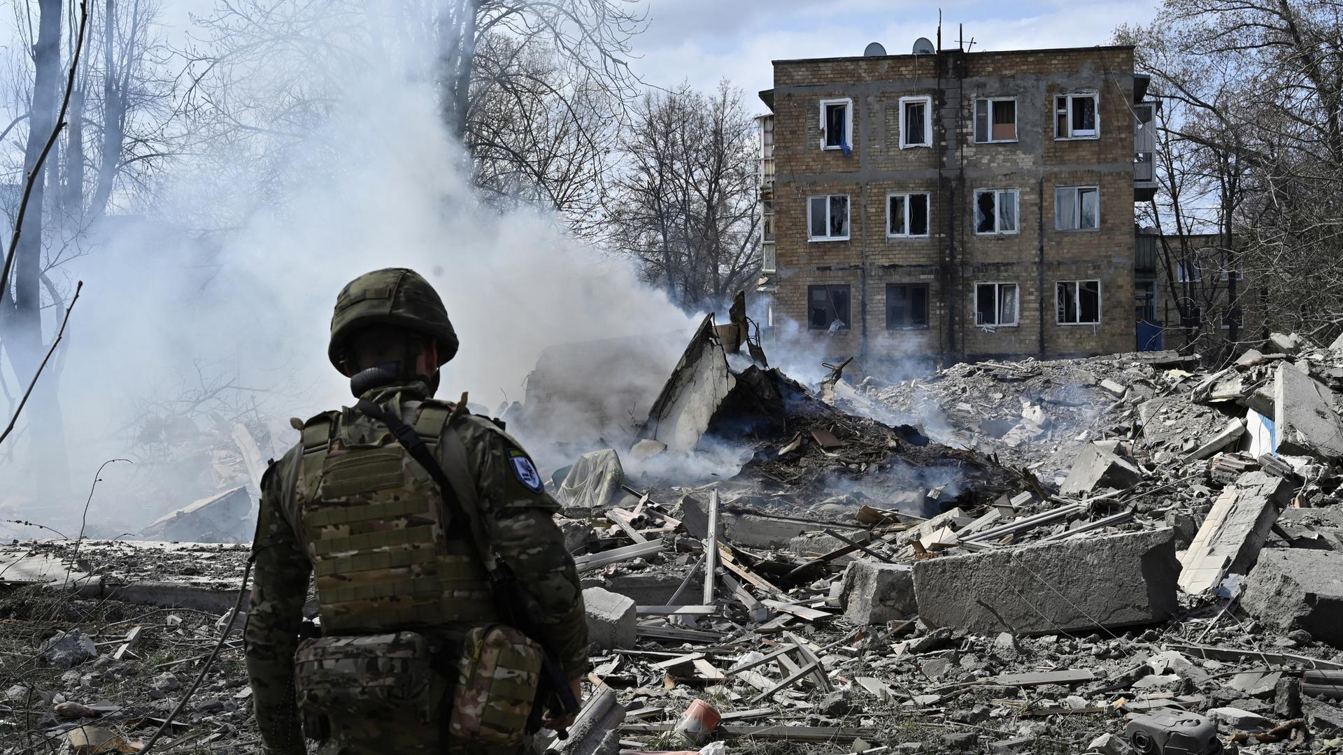 Ein ukrainischer Soldat vor einem zerstörten Gebäude in Awdijiwka (Archivfoto vom 10.04.2023)