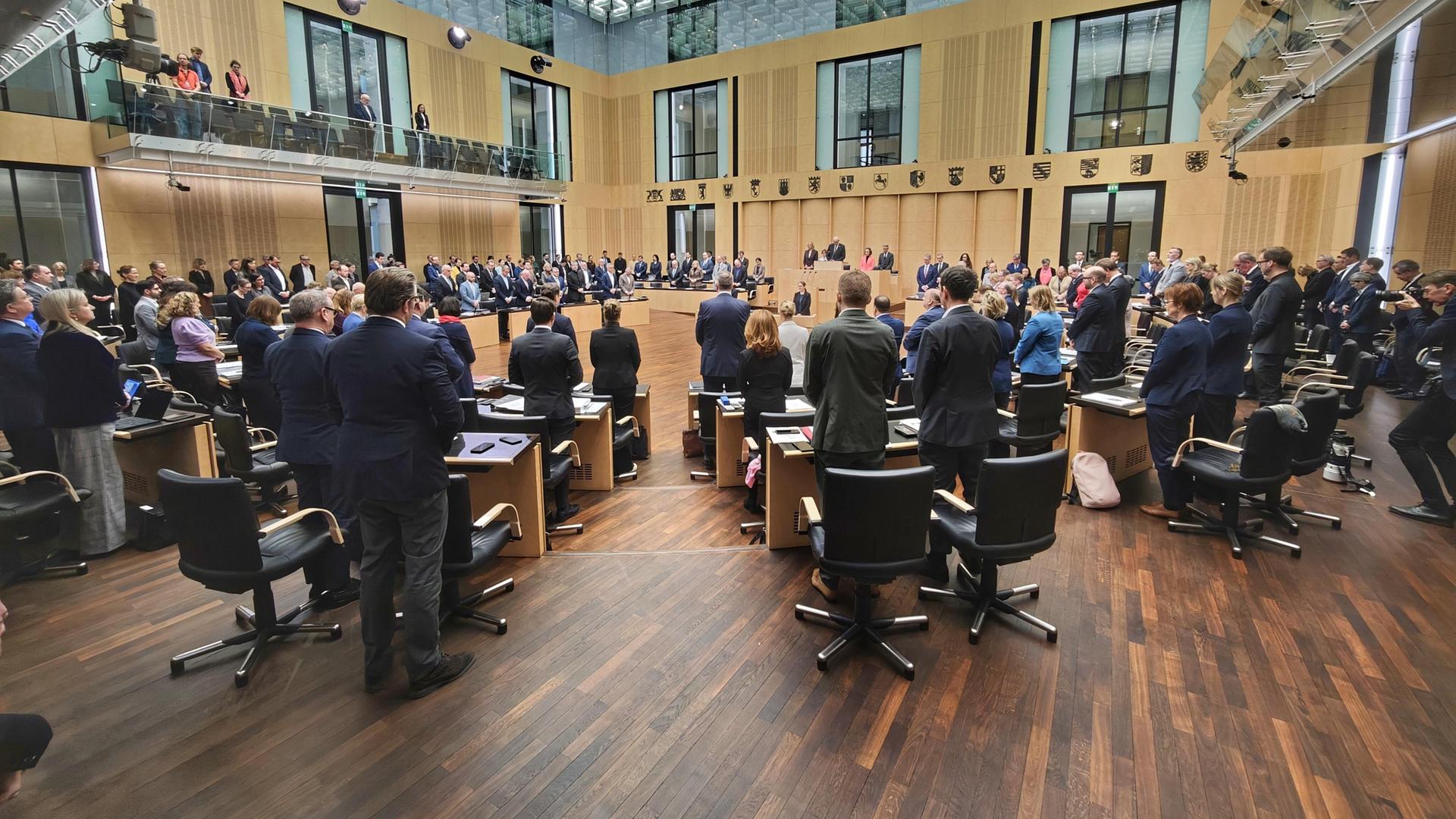 Im voll besetzten Sitzungssaal stehen die Abgeordneten im Bundesrat während der Schweigeminute für Sinti, Roma und Jenischen.