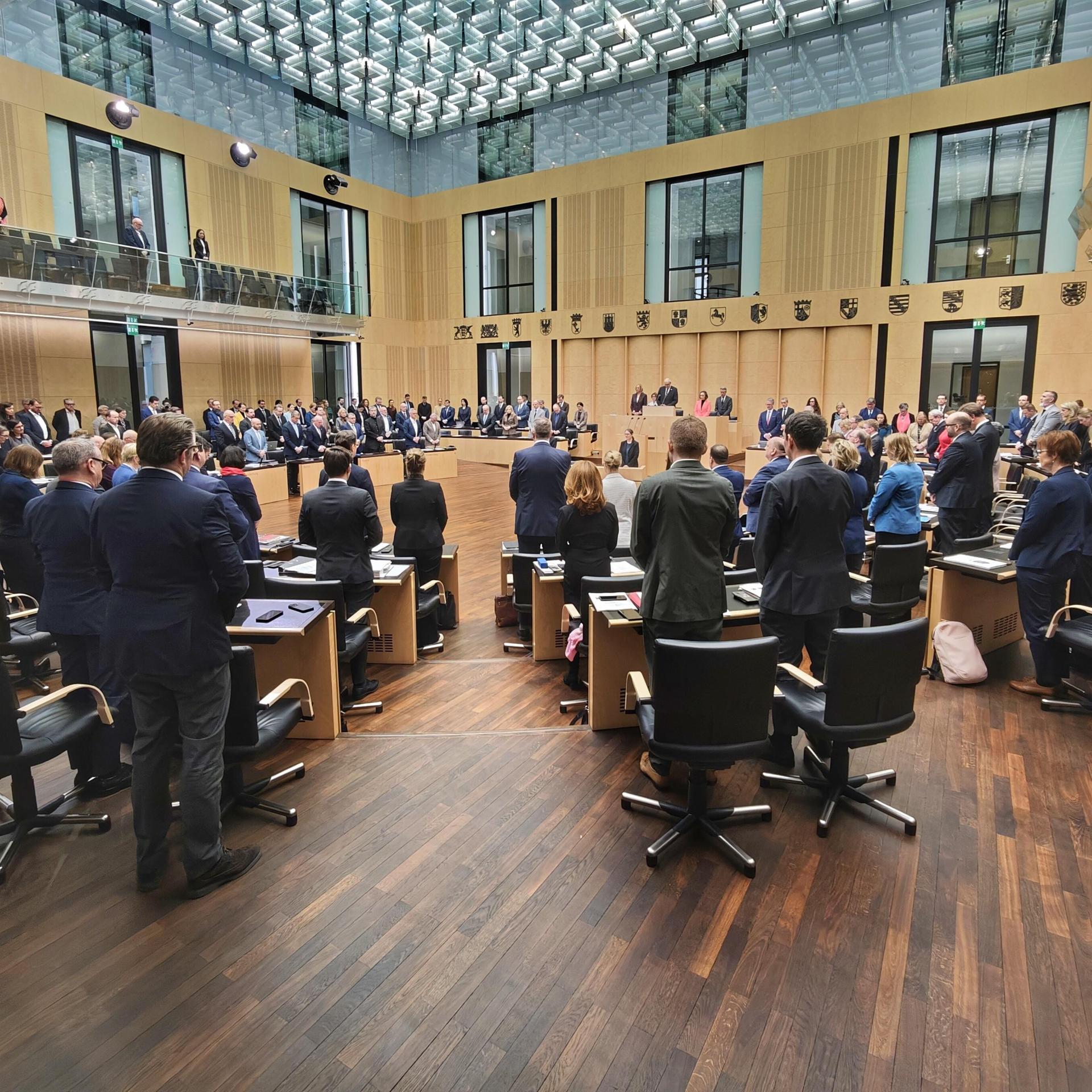 Alle Abgeordneten stehen im Bundesrat während der Schweigeminute für Sinti und Roma.