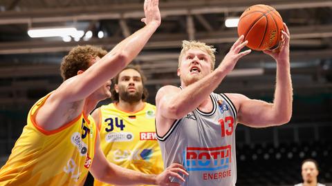 Johannes Lischka im Trikot der Gießen 46ers beim Wurf