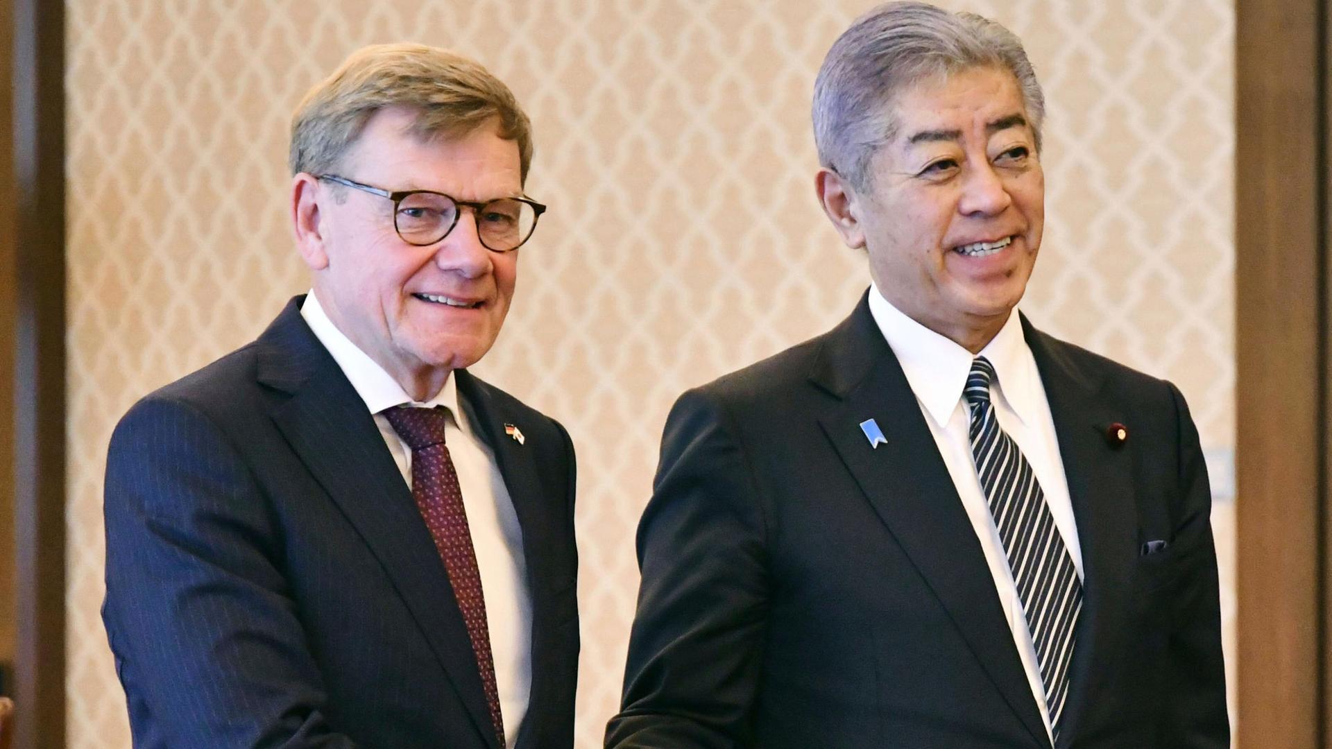 Tokio: Der deutsche Außenminister Johann Wadephul (l) steht neben seinem japanischen Amtskollegen Takeshi Iwaya in Tokio. Tokio: Der deutsche Außenminister Johann Wadephul (l) steht neben seinem japanischen Amtskollegen Takeshi Iwaya in Tokio.